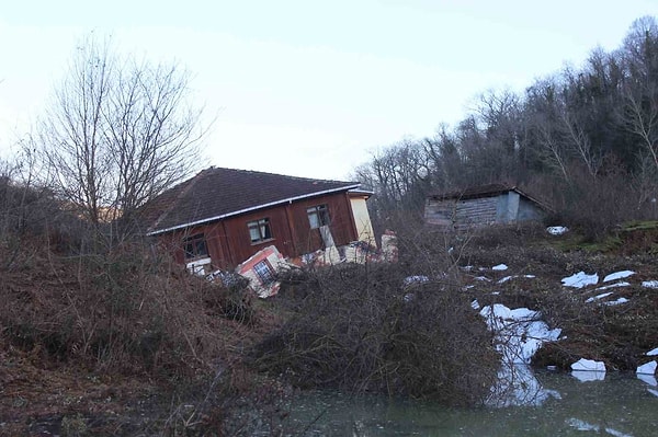 Edinilen bilgiye göre, Sinop’un Türkeli ilçesinde 6 Mart tarihinde meydana gelen heyelanda dev toprak kütlesi 3 ev ve bir ahırı enkaza çevirdi.