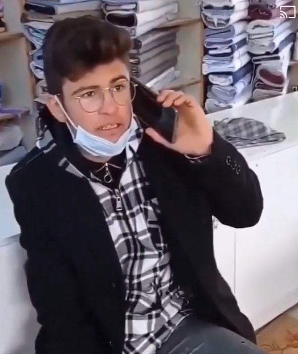 Telefonda birini arayarak teyze taklidi yapan genç öylesine inandırıcıydı ki, hattaki hanımefendi de taklit olduğunu farkında değildi.