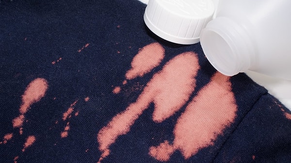 İşlem sonrasında boyalar artık ışığı eskisi gibi soğuramaz ve kumaş ya tamamen beyazlar ya da solgun, garip bir renge dönüşür.