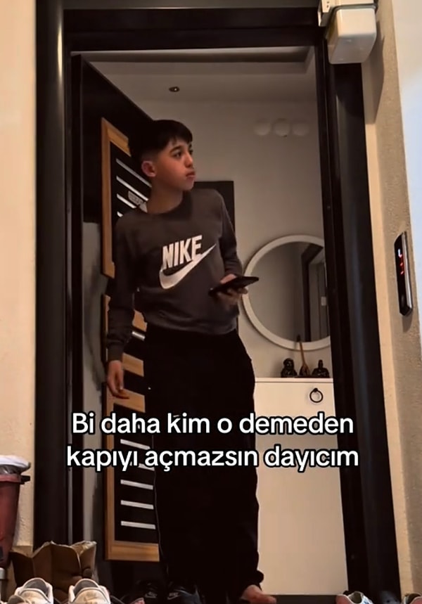 Yeğeni kapıyı “Kim o?” demeden açıp bekleyince genç adam çıkarak onu korkuttu.