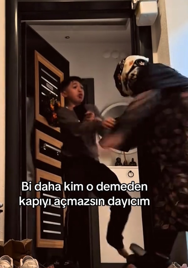 Yeğeninin korkudan çığlık çığlığa annesine koşturduğu anlar kameraya yansıdı.