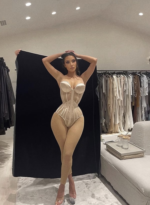 Belli ki Kim Kardashian, hem moda dünyasında hem de iş dünyasında nasıl dikkat çekeceğini çok iyi biliyor!