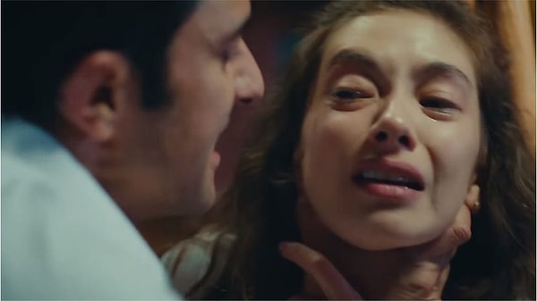 Televizyon dizilerinde kadına şiddet sahneleri genellikle reyting getiren dramatik unsurlar olarak kullanılırken, Kızılcık Şerbeti, tam tersine, güçlü kadınların hayatın içinde var olabileceğini ve mücadele edebileceğini gösteren bir anlatı sunuyor.