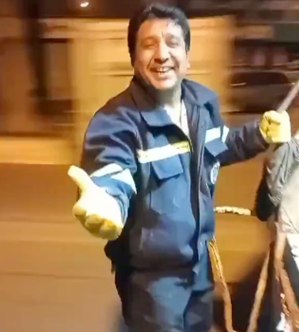 Büyük hayranı olduğu Ferdi Tayfur’un şarkılarını söylerken görüntülenen Uğraş, işine olan sevgisi ve enerjisiyle sosyal medyanın gündemine oturdu.