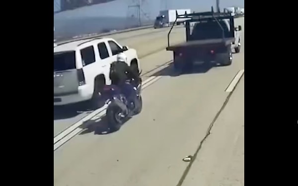 Kaliforniya'da bir motosiklet sürücüsü önündeki kamyona çarptı.