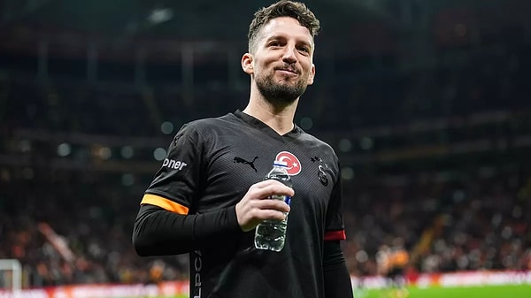 Sarı kırmızılı camiada Dries Mertens'in kararı bekleniyor.