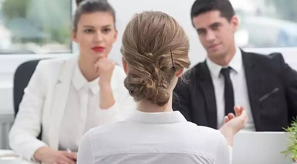 Ancak bu konu sadece toplum baskısıyla bitmiyor. Kadınlar için iş hayatında en büyük engellerden biri, annelikle ilgili karşılaştıkları ayrımcılık.