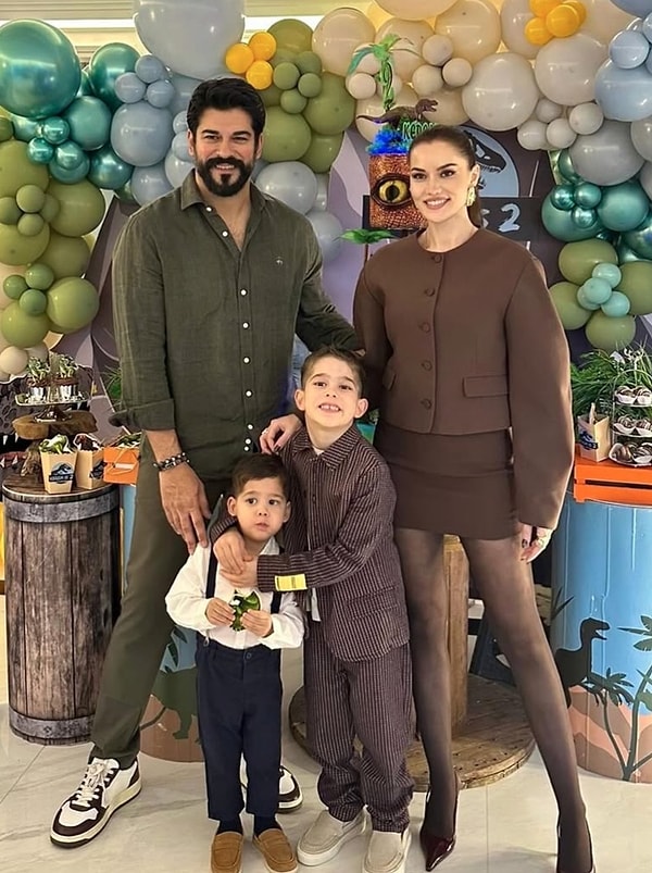 Fahriye Evcen ve Burak Özçivit'in “aile boyu” uyumlu tarzları da sık sık magazin gündemini meşgul ediyor.