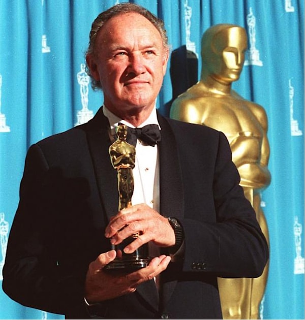 Oscar ödüllü ünlü oyuncu Gene Hackman ve eşi Betsy Arakawa'nın trajik ölümü, Hollywood dünyasında büyük bir şok etkisi yarattı. 26 Şubat’ta New Mexico'daki evlerinde ölü bulunan çiftin ölüm nedeni yapılan araştırmalarla netlik kazandı. Hackman'ın ölümünün kalp hastalığına bağlı olduğu, Arakawa'nın ise hantavirüs nedeniyle hayatını kaybettiği açıklandı. Arakawa'nın ölümünden bir hafta sonra Hackman'ın vefat ettiği, ünlü oyuncunun ileri derecede Alzheimer hastası olduğu ve eşinin ölümünden haberi olmadığı ifade edildi. Gelin detaylara birlikte bakalım...