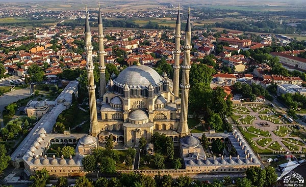 8. Hangi Türk Lirası banknotunun arka yüzünde Mimar Sinan ve Selimiye Camii yer alır?