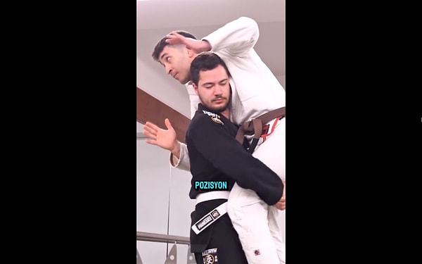 Cengiz Han ilkyaz’ı kadınların olası bir saldırı durumunda kullanabilecekleri basit taktikleri paylaştığı videolardan hatırlıyor olabilirsiniz.