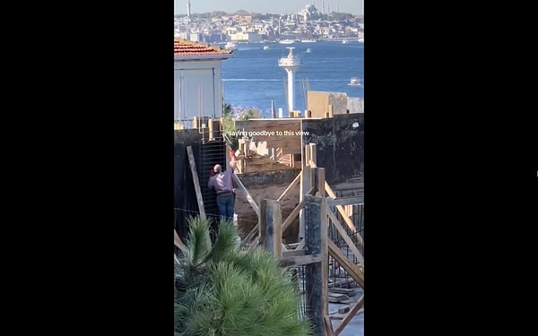 Bir sosyal medya kullanıcısı, evinin önüne yapılan yeni bina ile deniz manzarasına veda etme sürecini paylaştı.