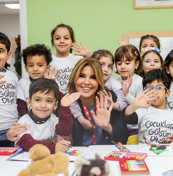 Hem oyunculuğunu hem de şarkıcılığını gördüğümüz, şarkılarıyla kulaklarımızın pasını silen Gülben Ergen, son zamanlarda gündemdeki olaylarla da yakından ilgileniyor.