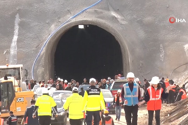 Edinilen bilgiye göre, ilçeye bağlı Karakimse mevkide 7 kişinin çalışma yaptığı hızlı tren şantiyesine kaya parçaları düştü.