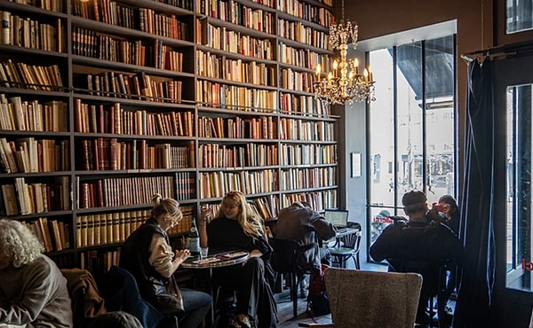 Benim için kitap kafeler, yalnızca kahve içip kitap okunan yerler değil, aynı zamanda bir kültürel sığınak, bir düşünce alanı, bir keşif mekânı.