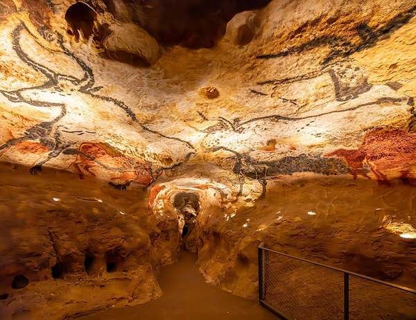 Lascaux Mağarası'ndaki duvar resimleri, yaklaşık 17.000 yıl öncesine, Upper Paleolithic (Üst Paleolitik) dönemine kadar uzanmaktadır.