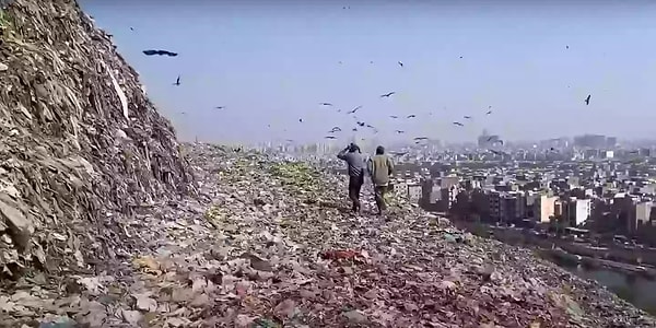 Ghazipur Çöplüğü’nü sadece bir atık alanı olarak görmek büyük bir hata olur çünkü burası, Hindistan’ın yıllardır çözülemeyen çöp sorunlarının bir simgesi haline gelmiş durumda.