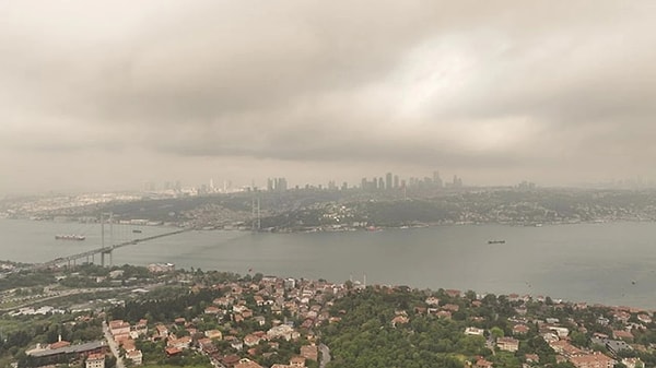 "Bazen yer seviyesinde daha az hissedilirken bazen de özellikle güneşin doğumu ve batışı sırasında havanın sarımtırak, turuncu ve kırmızı tonlarında görülmesine neden olabilir'' diyen Prof. Dr. Toros, şunları söyledi: