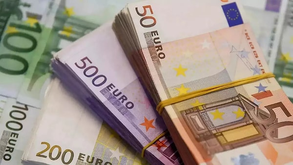 Doların güç kaybı hızlanırken, euro yükselişe geçti. ABD ekonomisinin gümrük vergileri nedeniyle yavaşlayabileceği endişeleri borsaları ve doları sarstı.