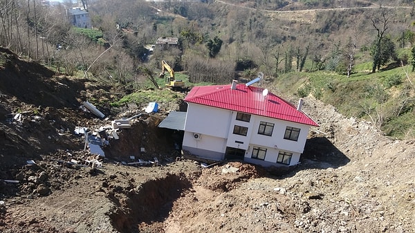 Heyelan sonucu 50 metre sürüklenen iki katlı evin yapı bütünlüğü bozulmamıştı.