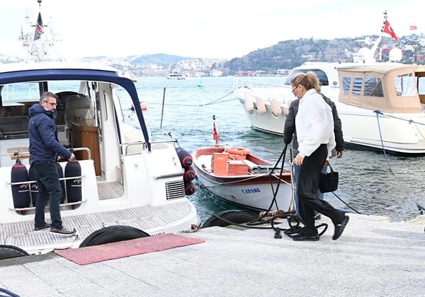 Ancak, geçtiğimiz gün görüntülenen Sabancı yine gündem yaratmayı başardı. Arzu Sabancı'nın İstanbul’un o meşhur trafiğinden kaçtığı anlar manşetlere yerleşti.