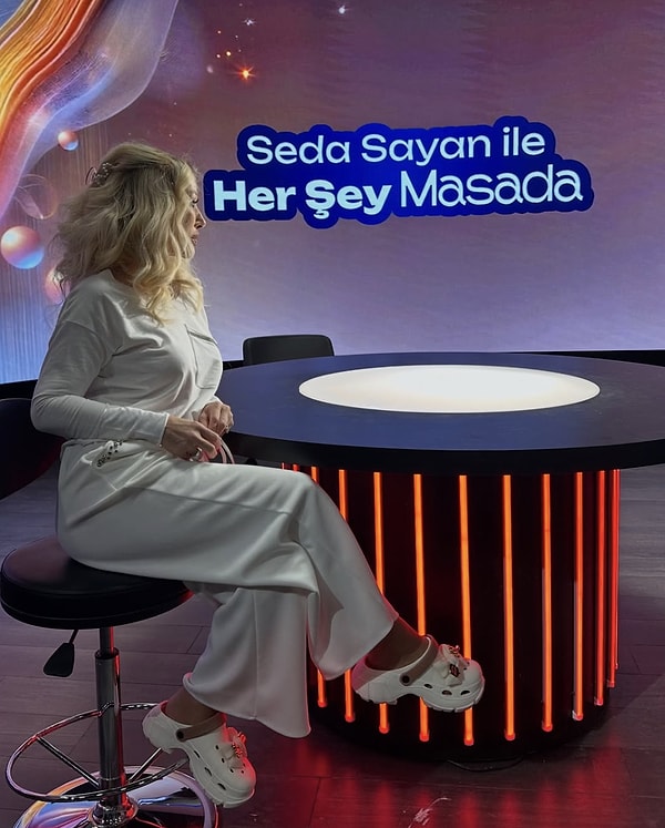 "Her Şey Masada" programının sunuculuğunu üstlenecek olan Seda Sayan yeni programının stüdyosundan ilk karesini paylaştı.