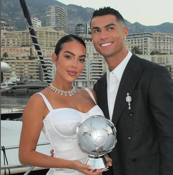 Bu tanışmanın ardından ikili arasındaki ilişki hızla gelişti. Ronaldo’nun ona gösterdiği ilgi, Georgina’nın hayatına bambaşka bir yön verdi.