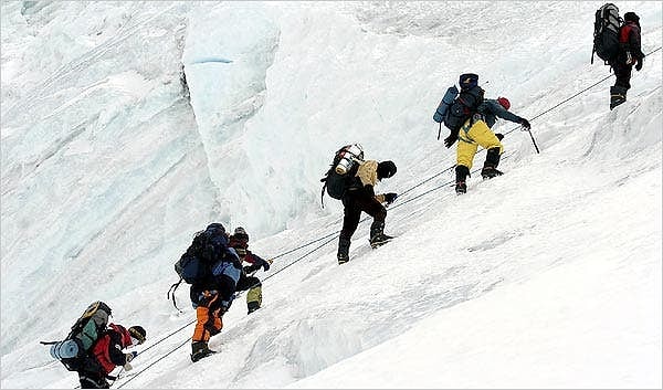 David Sharp, Everest’in zorlu şartlarına tek başına meydan okuyan cesur bir dağcıydı.