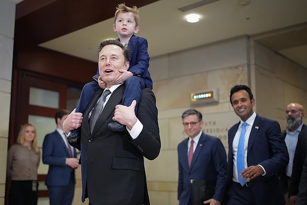 In fact, Elon Musk generally prefers to carry his child on his shoulders.