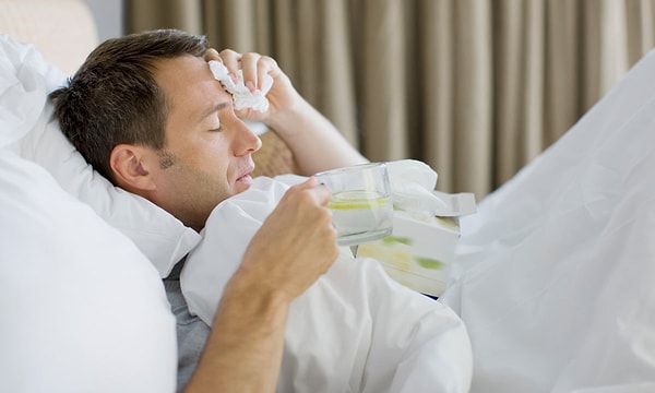 "Man flu" terimi, erkeklerin hafif bir soğuk algınlığını ciddi bir hastalık gibi yaşadığını ifade eden bir kavram.