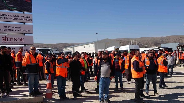 Bugün iş bırakan ve işçiler adına konuşan Davut Yorulmaz, işçilerin tamamının maaşlarının eksik yattığını açıkladı.