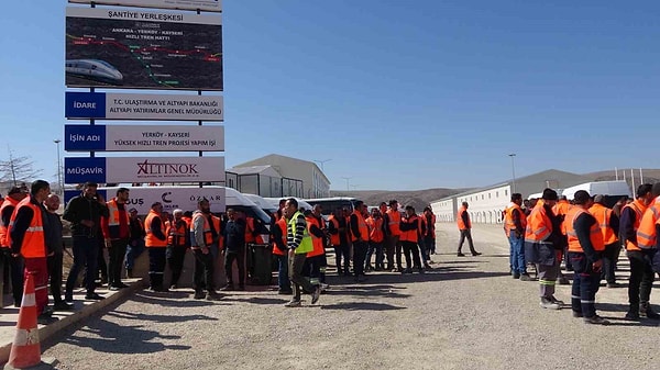 İşçilerin yanına giderek yetkilerle görüşen CHP Yerköy İlçe Başkanı Hakan Uyar ise, görüşmenin ardından işçilerle bir araya geldi.