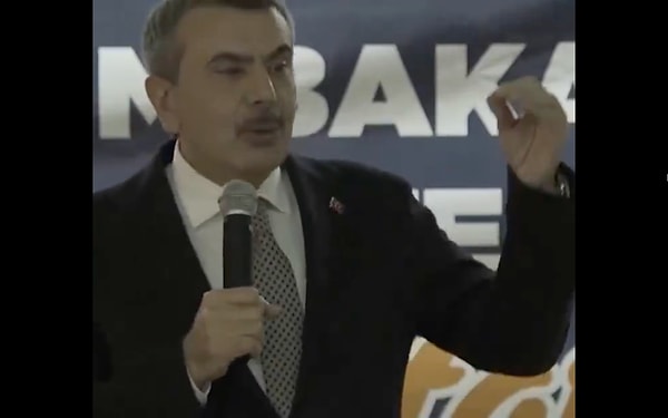 Bu projeye tepki gösterenlerin ise daha önce okullarda Cadılar Bayramı kutlanmasını yasaklarında tepki gösterenler olduğunu belirtti.