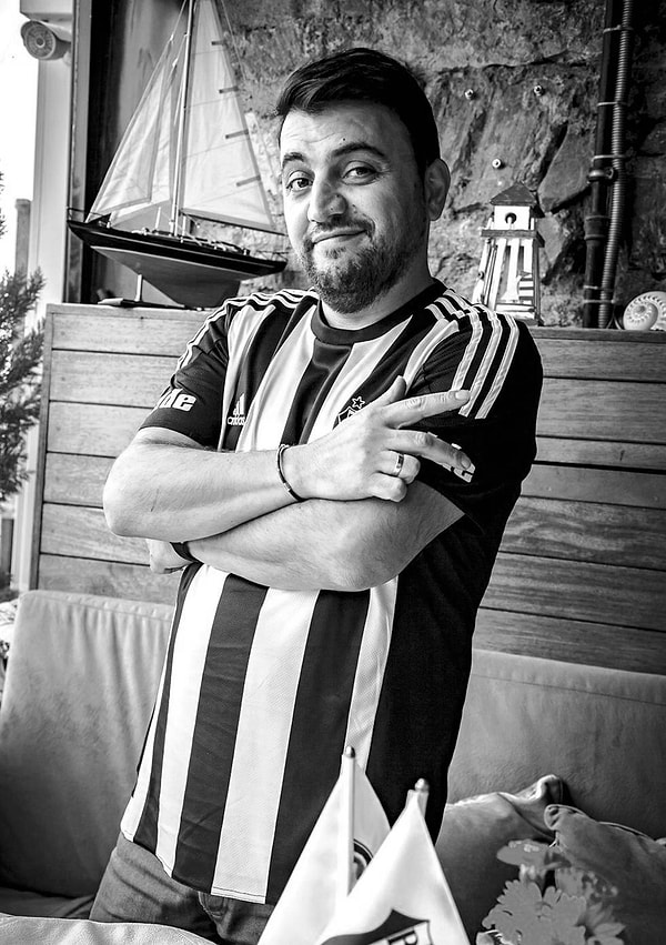 Kardeş Payı dizisinde hayat verdiği Hilmi karakteriyle hafızalara kazınan değerli oyuncu Şinasi Yurtsever, 51 yaşında hayatını kaybetti.
