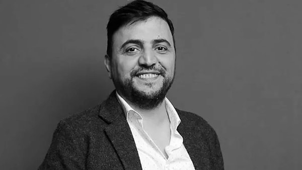 Ünlü oyuncu Şinasi Yurtsever, 51 yaşında hayatını kaybetti.