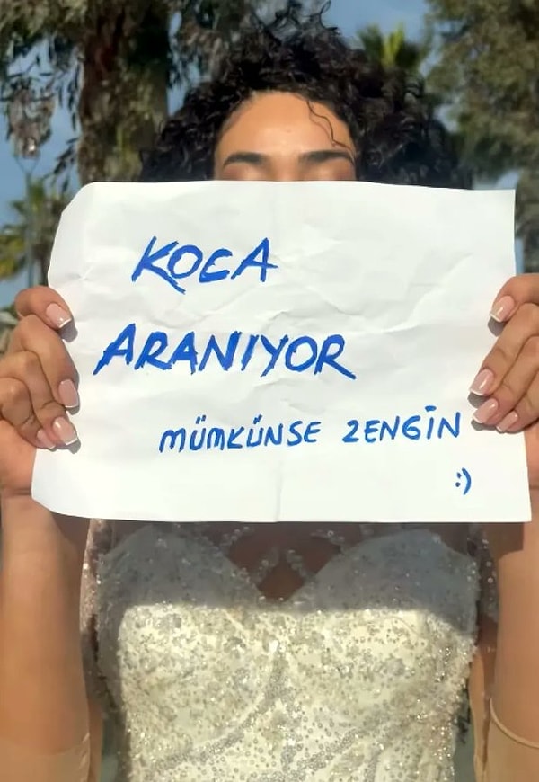 Sosyal medyanın gündemine oturan gelinlikli ve elinde "Koca aranıyor" pankartı bulunan genç kadın, Bodrum sokaklarında yaklaşık 10 dakika boyunca dolaştı.