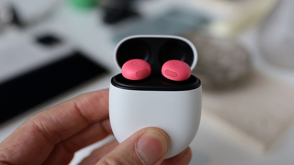 Google, 2017 yılında Pixel Buds kulaklıklarında canlı çeviri desteğini duyurmuştu.