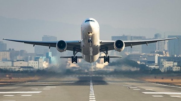 Sarhoş yolcu havada paniğe neden oldu. Uçakta başka bir yolcuyla yer değiştiren kadın, garip hareketler sergiledi. Bu durumdan rahatsız olan diğer yolcular, kadını uçuş ekibine şikayet etti.