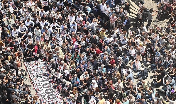 Açıklama, İnsan Hakları Derneği İstanbul Şubesi Gözaltında Kayıplara Karşı Komisyon üyesi Sebla Arcan tarafından okundu.