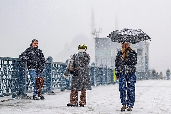 İstanbul için 18 Mart-23 Mart'ın işaret edildiği açıklamada, sıcaklıkların mevsim normallerinin 6-8 derece altında seyredeceği tahmin ediliyor.