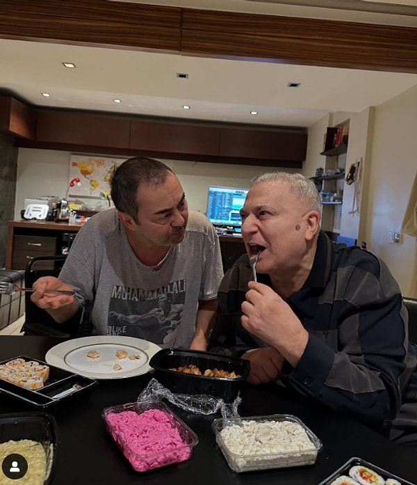 Mehmet Ali Erbil ve Serdar Ortaç ikilisi ramazan ayında bir araya geldi. Birlikte zorlu mahkeme süreçleri atlatan ikili, iftar yaptı.