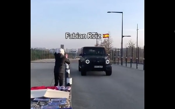 Bu, futbolun sadece bir spor dalı olmanın ötesinde, önemli bir ekonomik güç olarak kabul edilmesine yol açıyor.