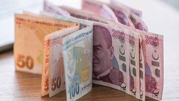 Öte yandan yeni düzenlemeye göre, yurt dışına çıkarken kişi başına 25 bin lira olan döviz ve Türk Lirası bulundurma limiti, 185 bin liraya çıkarıldı.