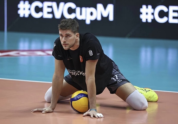 "Ben voleybol izlemeye başlıyorum."