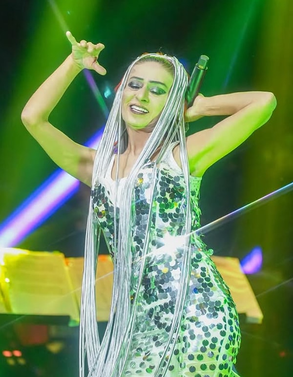 Yıldız Tilbe, sahnedeki doğal halleri, sivri dili ve dobra açıklamalarıyla adından bahsettirirken dün yaptığı paylaşımla yine yüzleri güldürdü.