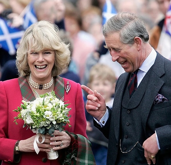 İngiltere Kralı Charles ve eşi Camilla'dan yeni haberler taptaze geldi. Charles, biricik aşkının özel hayatının gizliliğini korumak için kolları sıvadı!