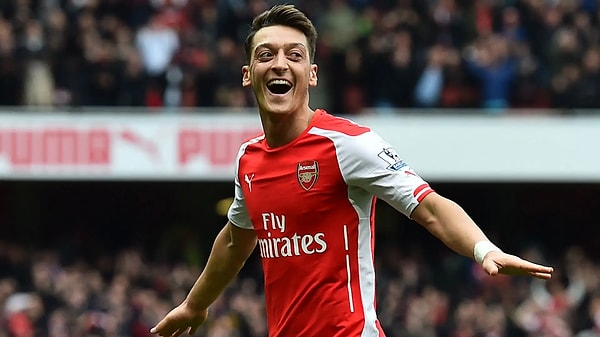 İngiltere'de Arsenal forması giyen Mesut Özil kadro dışı kalarak ayrılmıştı.