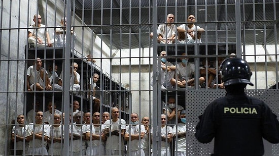 US Deports Hundreds of Venezuelans Despite Court Order