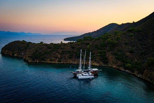 Türkiye’s scenic boat trips and blue cruises offer something for every kind of traveler.