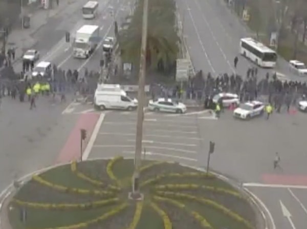 Sabah saatlerinde işe ve okula gitmek için yola çıkan İstanbullular, kapanan yollar nedeniyle arama motorlarına yönelirken, toplu ulaşımda aksamalar yaşandı.